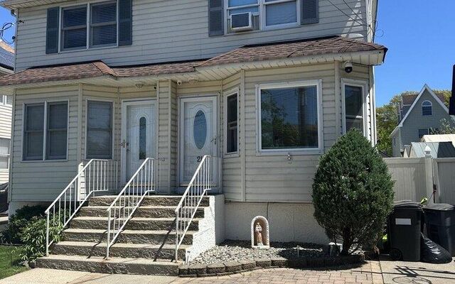 21 Dryden Ct, Staten Island, NY 10302 (Porch)