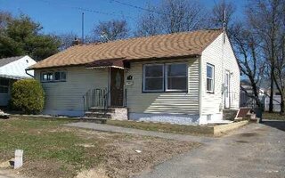 21 Essen Dr, Amityville, NY 11701