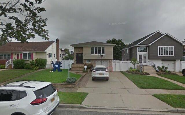 21 Garfield Pl, Massapequa, NY 11758