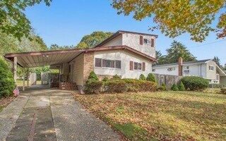 21 Laurie Rd, Brentwood, NY 11717