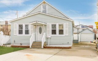 21 Shore Rd, Lindenhurst, NY 11757