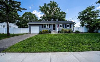 213 Stuyvesant Dr, Selden, NY 11784