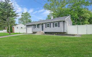 213 Stuyvesant Dr, Selden, NY 11784