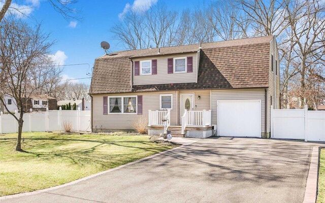 22 Cammann Rd, Coram, NY 11727