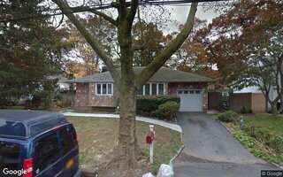 26 Lantern St, Huntington, NY 11743