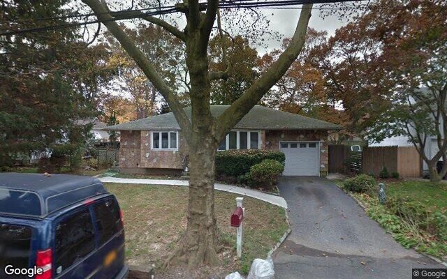 26 Lantern St, Huntington, NY 11743