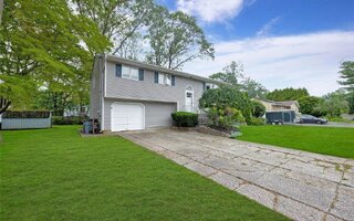 26 Shenandoah Blvd, Port Jefferson Station, NY 11776