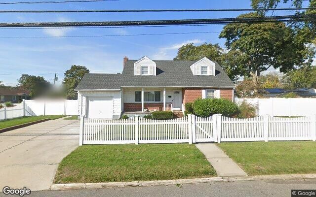 27 Greenwood Rd, Bay Shore, NY 11706