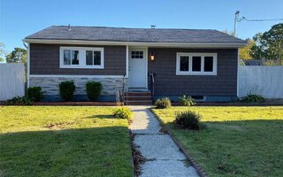 28 Hemlock St, Central Islip, NY 11722