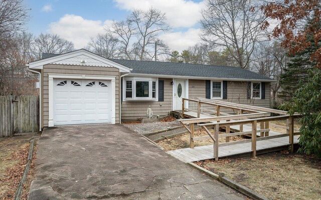 281 Easton St, Ronkonkoma, NY 11779 (House View)