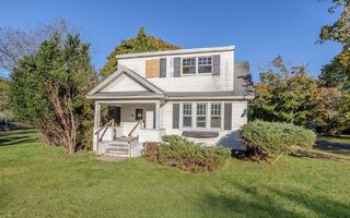 29 N Paquatuck Ave, East Moriches, NY 11940