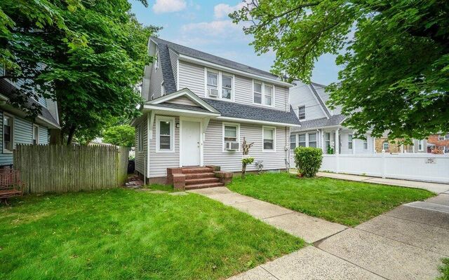 295 Washington St, Hempstead, NY 11550 (Yard)