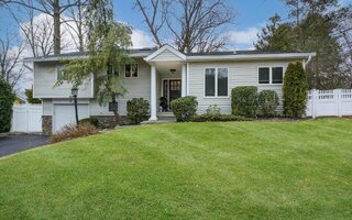 3 Orchard Ln, Sea Cliff, NY 11579