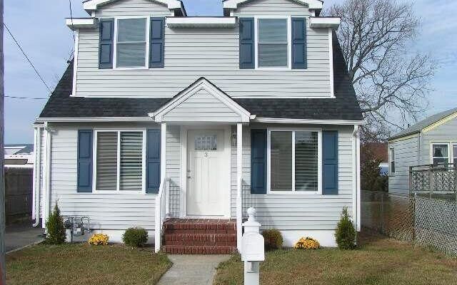 3 Lee Pl, Amityville, NY 11701