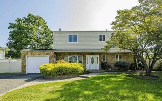 301 W 22nd St, Deer Park, NY 11729