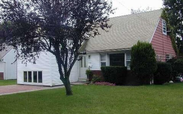 3168 4th St, Oceanside, NY 11572