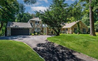 32 Valley Rd, Old Westbury, NY 11568