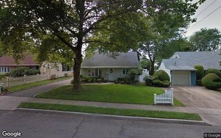32 Hillside Ln E, Syosset, NY 11791