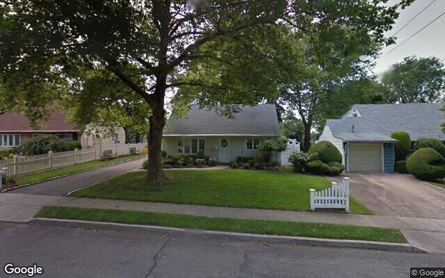 32 Hillside Ln E, Syosset, NY 11791