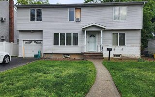 33 6th Ave, Massapequa Park, NY 11762