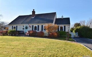 34 Carleton Ave, Amityville, NY 11701