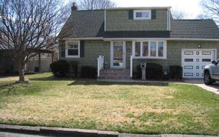 38 33rd St, Copiague, NY 11726