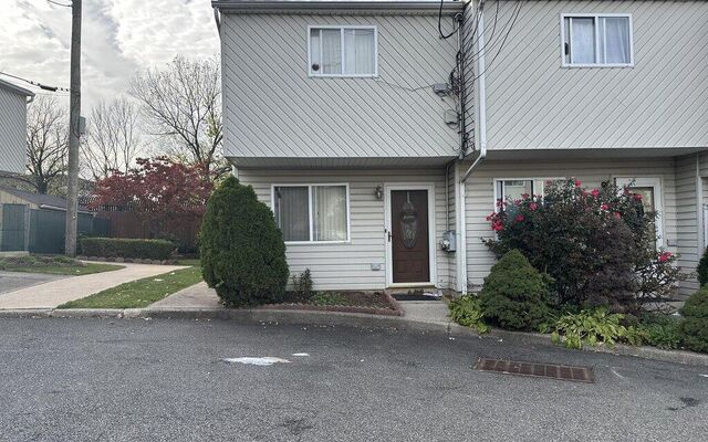 38 Betty Ct, Staten Island, NY 10303