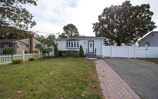 38 Cedar Rd, Amityville, NY 11701
