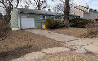 4 Hope Dr, Plainview, NY 11803