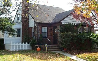 4 Ackley Ave, Malverne, NY 11565