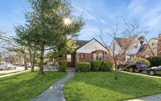 4 Ackley Ave, Malverne, NY 11565