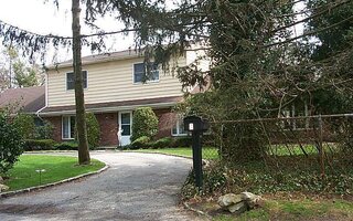 4 Osborne Ln, Greenvale, NY 11548