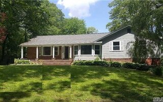 40 Arista Dr, Dix Hills, NY 11746
