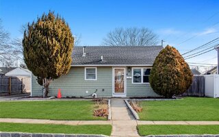 40 Somerset Rd E, Amityville, NY 11701