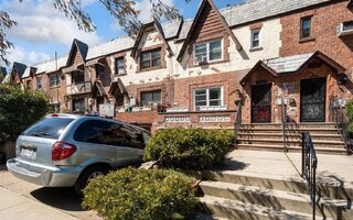 41-42 39th Pl, Sunnyside, NY 11104
