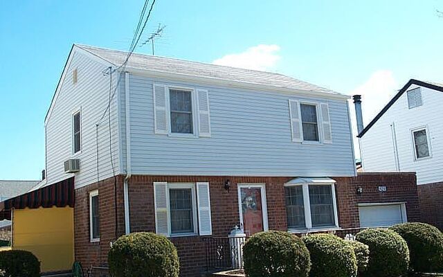 424 Andrews Rd, Mineola, NY 11501