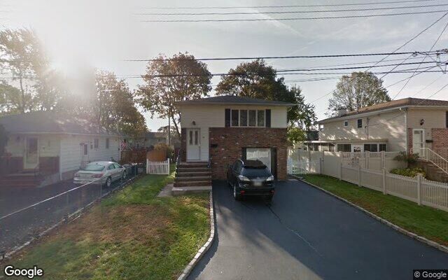45 3rd St, Lindenhurst, NY 11757