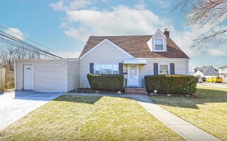 46 Gables Dr, Hicksville, NY 11801