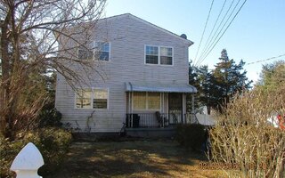46 Delamere St, Huntington, NY 11743