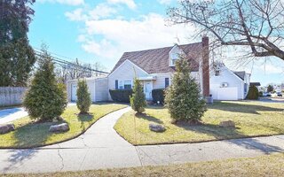 46 Gables Dr, Hicksville, NY 11801