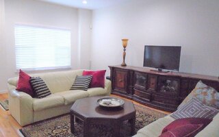 47 Foothill Ct, Staten Island, NY 10309