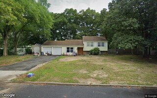 5 Everglades Ln, Coram, NY 11727