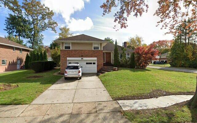 508 Queen St, Westbury, NY 11590