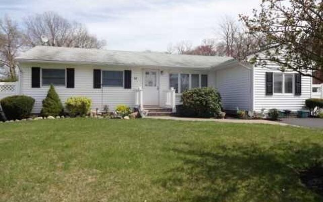 51 Janice Ln, Selden, NY 11784