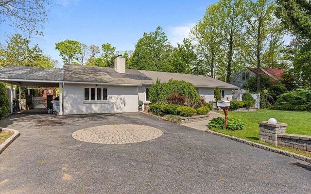 52 Saint Marks Ln, Islip, NY 11751 (House View)
