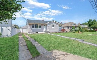55 Clinton Ave, Farmingdale, NY 11735