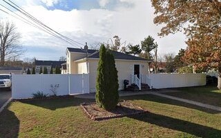 551 S 7th St, Lindenhurst, NY 11757