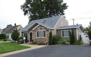 59 Oaktree Ln, Levittown, NY 11756