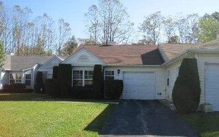 6 Chipmunk Trl, Coram, NY 11727
