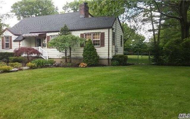 6 Loring Rd, Levittown, NY 11756